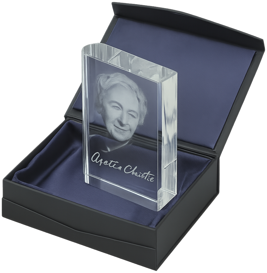 Agatha-Christie-Krimipreis: gläserne Trophäe mit dem Porträt von Agatha Christie im Etui