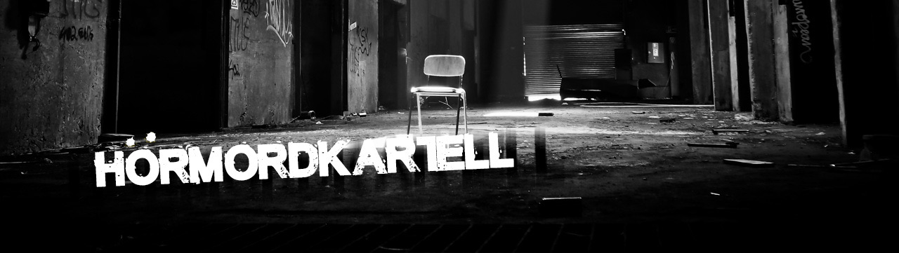 Titelbild des Hörmordkartells: eine verlassene Halle mit einem Stuhl im Licht und dem Schriftzug „Hörmordkartell“